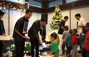 ARYADUTA Lippo Village Rayakan Akhir Tahun Lewat Townhall dan Kebersamaan Bersama Anak-Anak Yayasan Tangan Kasih