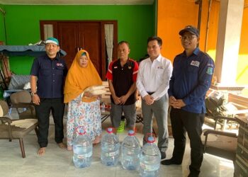 PMI Kota Tangsel Salurkan Bantuan Air Minum dan Beras untuk Warga Terdampak TPA Cipeucang