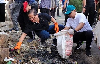 Menteri LH Bersama Benyamin-Pilar Bersihkan Sampah di Jalan Raya Serpong Tangsel