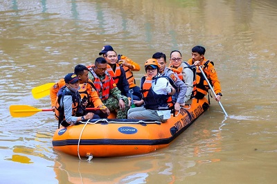 Tangani Pencemaran, Wakil Wali Kota Tangsel Susuri Kali Jaletreng hingga Tabur Karbon Aktif