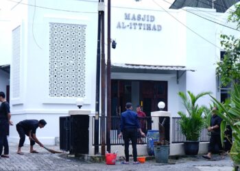 Sambut Ramadan Karyawan ARYADUTA Lippo Village Lakukan CSR Bersih-Bersih Masjid