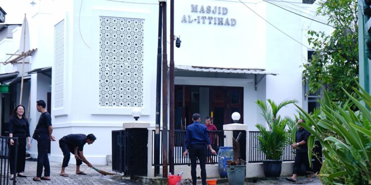 Sambut Ramadan Karyawan ARYADUTA Lippo Village Lakukan CSR Bersih-Bersih Masjid
