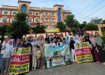 Siswa-Siswi SIT Cordova 3 Pasar kemis Bagikan Takjil ke Pengendara Jalan Raya Cadas Kukun
