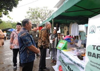 Benyamin Buka Bazar Ramadan di Pondok Aren Tangsel, 11.000 Paket Sembako Murah Diserbu Warga Meski Kondisi Hujan