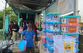 Bantu Warga Terdampak Banjir, Pemkot Tangsel Salurkan Ratusan Paket Logistik