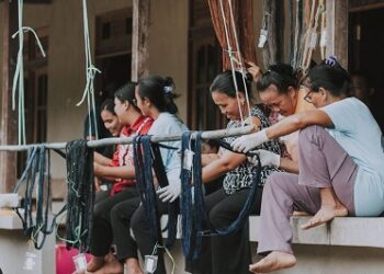 Yayasan Kawan Lama Tingkatkan Pendapatan Penenun Dayak Iban hingga 360% melalui Program Aram Bekelala Tenun Iban