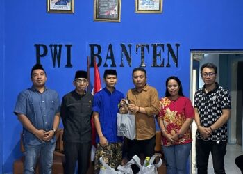PWI Banten dan Yayasan Mengetuk Pintu Langit Berikan Santunan Kepada Anak Yatim