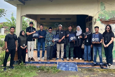 BRI BO Tambun Bagikan Paket Sembako Untuk Korban Banjir Cabangbungin