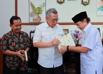 Dukung Pemenuhan Kebutuhan Alquran di Indonesia, PT IKPP Tangerang Wakaf Alquran Bersama Wali Kota Tangerang Selatan