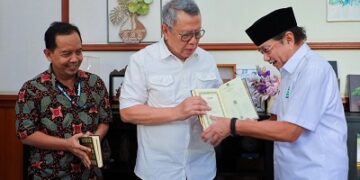 Dukung Pemenuhan Kebutuhan Alquran di Indonesia, PT IKPP Tangerang Wakaf Alquran Bersama Wali Kota Tangerang Selatan