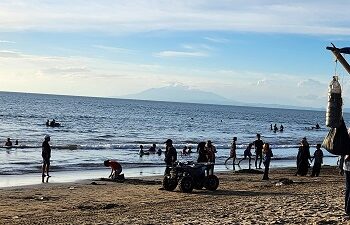 Pantai Anyer Diserbu Wisatawan di Hari Ke-4 Lebaran, Didominasi Keluarga dari Jabodetabek