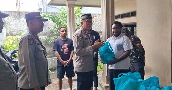 Polsek Ciputat Timur Salurkan Sembako untuk Mahasiswa Papua yang Tidak Mudik