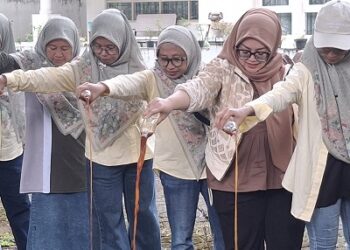 KWT Good Farm dan CSR Indah Kiat Tuangkan 50 Botol Ekoenzim ke Sungai RW 11 Pakujaya