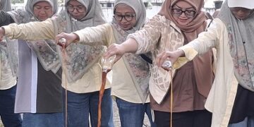 KWT Good Farm dan CSR Indah Kiat Tuangkan 50 Botol Ekoenzim ke Sungai RW 11 Pakujaya