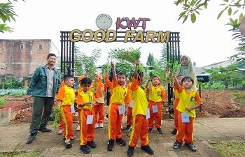 Panen Raya Jadi Media Belajar Anak, TK Durrotul Hikmah Kunjungi KWT Good Farm Binaan IKPP Tangerang