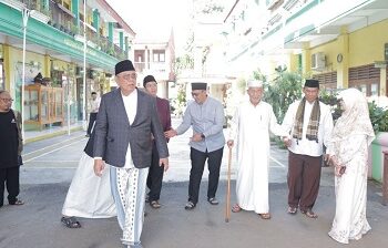 Benyamin Serahkan Banmas Presiden berupa Sapi Kurban di Tangsel