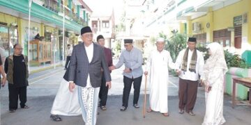 Benyamin Serahkan Banmas Presiden berupa Sapi Kurban di Tangsel
