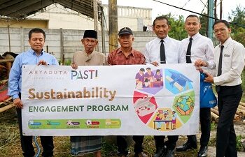 Berbagi di Hari Raya, ARYADUTA Lippo Village Salurkan Hewan Kurban