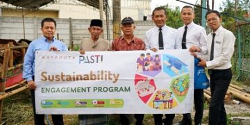 Berbagi di Hari Raya, ARYADUTA Lippo Village Salurkan Hewan Kurban