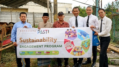 Berbagi di Hari Raya, ARYADUTA Lippo Village Salurkan Hewan Kurban