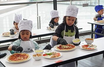 Belajar Yoga hingga Membuat Pizza, Momen Kebersamaan Orang Tua dan Anak di Hotel Santika Premiere Bintaro