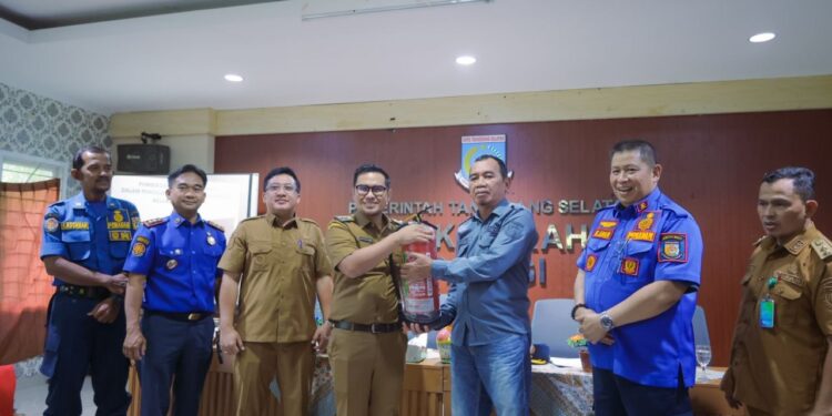 Pilar Serahkan Bantuan Peralatan untuk Redkar, Perkuat Kesiapsiagaan Kebakaran di Tangsel