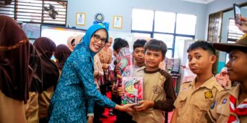 Peringati Hari Anak Nasional, DWP Tangsel Bagikan Ratusan Paket Alat Tulis dan Edukasi Siswa Cegah Bullying