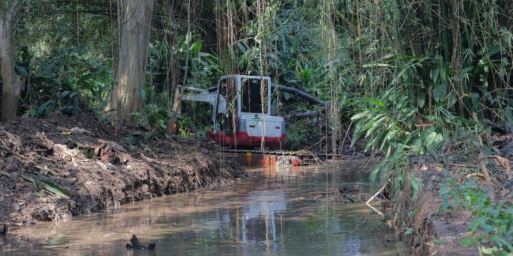 Pemkot Tangsel Perkuat Pengendalian Banjir Lewat Pengerukan Sungai Ciputat