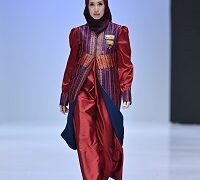 Kaski Atelier Persembahkan “Lipaq Saqbe Mandar”: 5 Look Modern Modest Wear Dari Tenun Sulawesi Barat