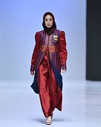 Kaski Atelier Persembahkan “Lipaq Saqbe Mandar”: 5 Look Modern Modest Wear Dari Tenun Sulawesi Barat