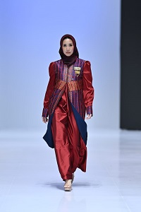 Kaski Atelier Persembahkan “Lipaq Saqbe Mandar”: 5 Look Modern Modest Wear Dari Tenun Sulawesi Barat