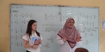 Sepekan, Maria Teresa Suhardja Bagikan 5.000 Buku Tulis ke Pelajar SD, SMP hingga Pondok Pesantren di Tangsel
