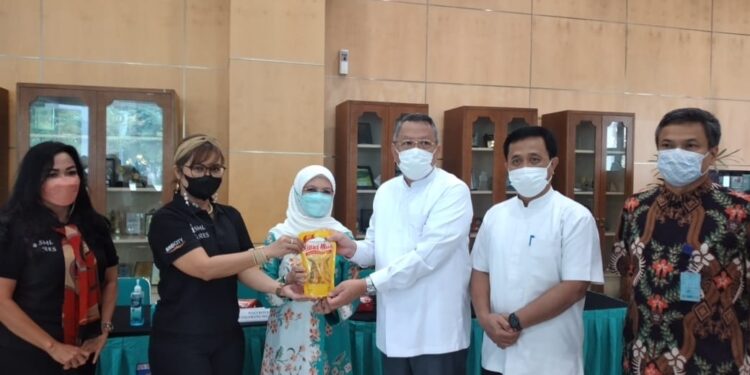 Peserta Vaksin Lansia di Kota Tangerang Selatan Dapat Minyak Goreng