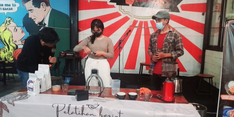 Bangun Kreativitas Anak Muda, de-8 Roti Bakar & Cafe Adakan Pelatihan Barista