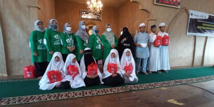 PWI Peduli Gandeng IKWI Gelar Bakti sosial serahkan 1500 paket beras
