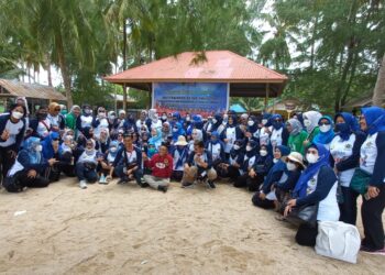 emak emak heboh bergoyang di pantai
