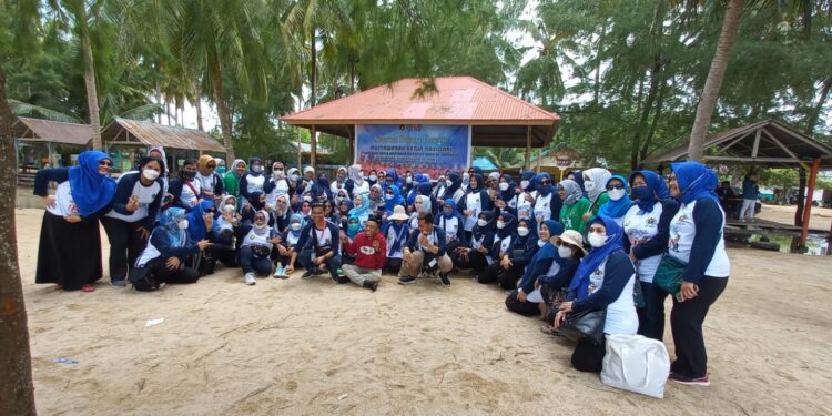emak emak heboh bergoyang di pantai
