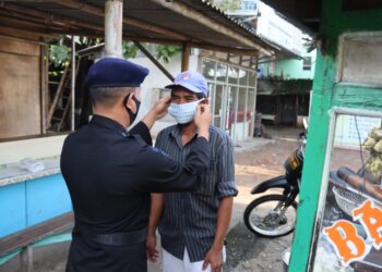 satbrimob polda banten bagikan masker kepada masyarakat