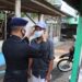 satbrimob polda banten bagikan masker kepada masyarakat