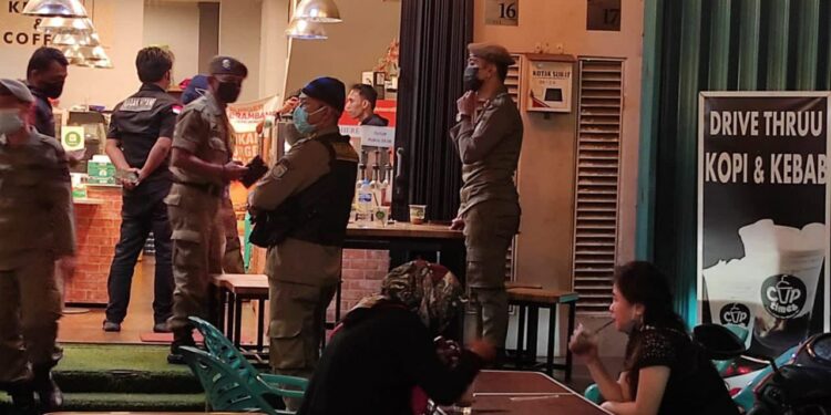 satpol pp tertibkan pelaku usaha yang langgar ppkm