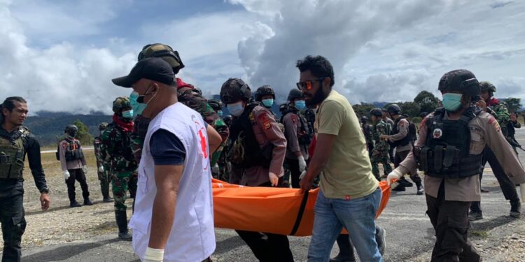 Ops Damai Cartenz Berhasil Evakuasi 8 Korban Penembakan KKB