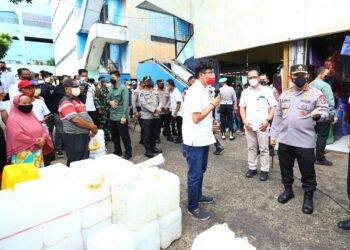 Tinjau Pasar Minggu, Kapolri Pastikan Stok Minyak Curah untuk Warga Aman