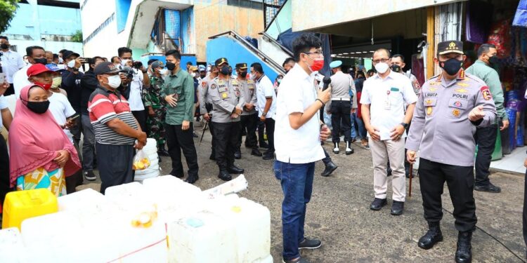 Tinjau Pasar Minggu, Kapolri Pastikan Stok Minyak Curah untuk Warga Aman