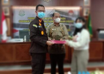 Kajari Tangsel Terima Penghargaan dari LPSKBerhasil Tangani Perkara TPPO dengan Biaya Restitusi