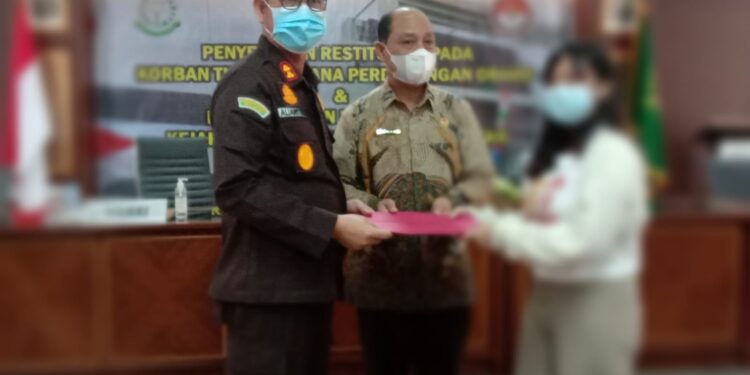 Kajari Tangsel Terima Penghargaan dari LPSKBerhasil Tangani Perkara TPPO dengan Biaya Restitusi