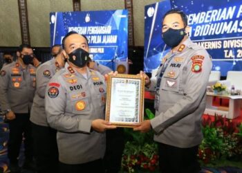 Bid Humas Polda Metro Jaya Meraih Peringkat 1 dan Menerima Piagam Penghargaan