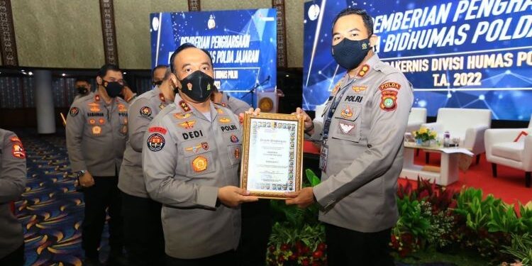 Bid Humas Polda Metro Jaya Meraih Peringkat 1 dan Menerima Piagam Penghargaan