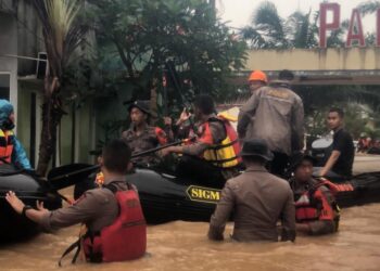 satbrimob polda banten evakuasi masyarakat yang terdampak banjir
