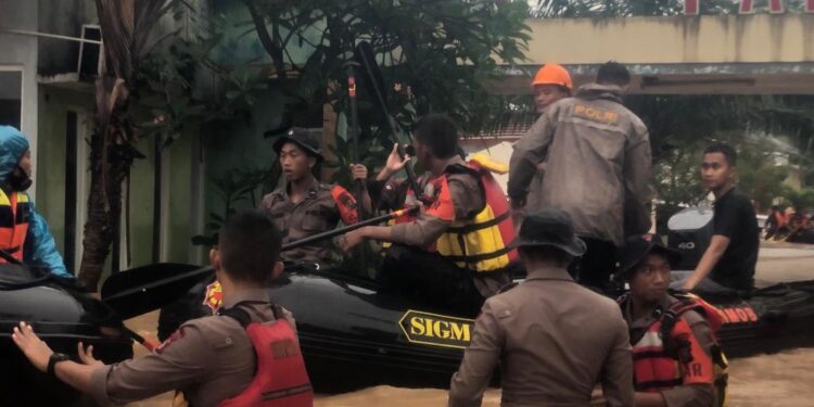 satbrimob polda banten evakuasi masyarakat yang terdampak banjir