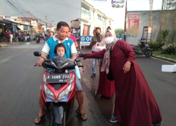 Tim Penggerak PKK Desa Rawakalong Berbagi Takjil